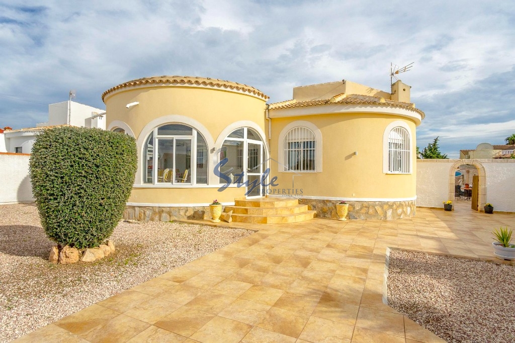 Buy independent villa with lovely garden areas and pool San Luis, Torrevieja, Costa Blanca. ID: 4941