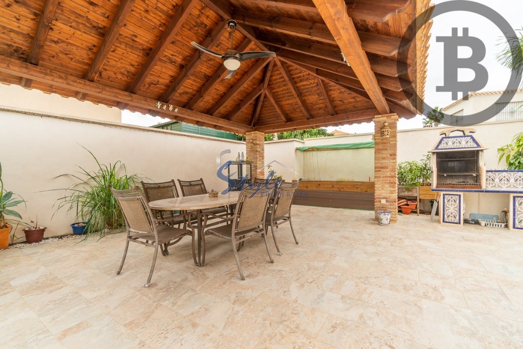 Comprar villa con piscina en Playa Flamenca, cerca del mar y las playas de Orihuela Costa. ID: 4944
