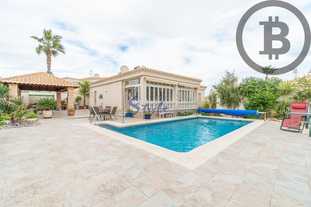 Buy villa with pool in Playa Flamenca, near the sea and close to the beaches of Orihuela Costa. ID: 4944