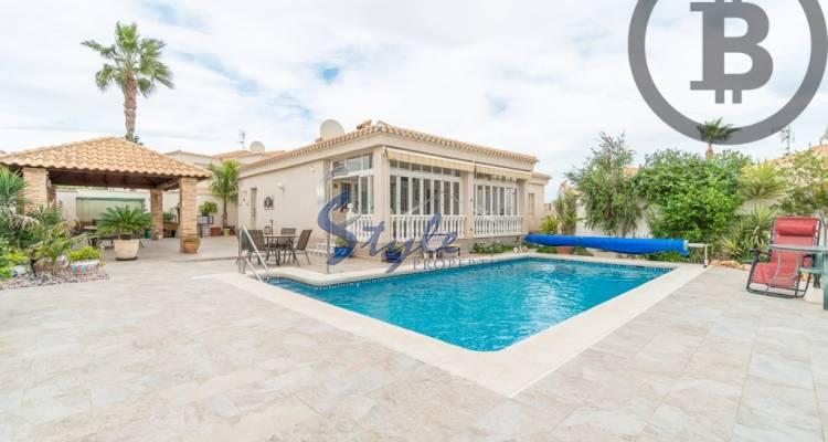 Comprar villa con piscina en Playa Flamenca, cerca del mar y las playas de Orihuela Costa. ID: 4944