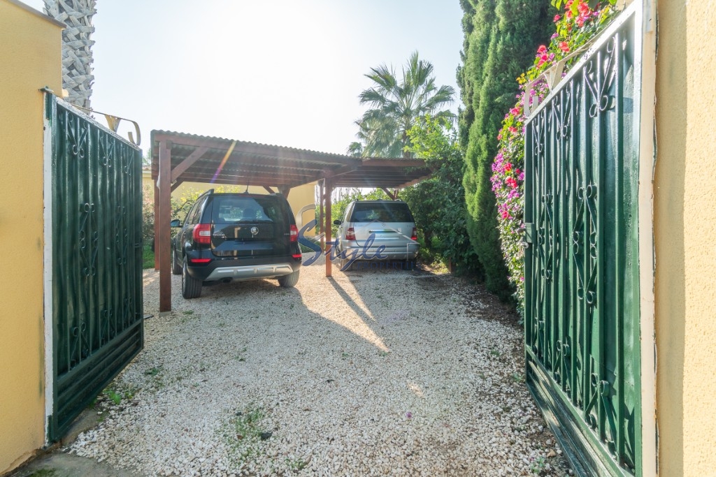 Купить загородный дом с большим садом около моря в Сан-Мигель-де-Салинас. ID 4078