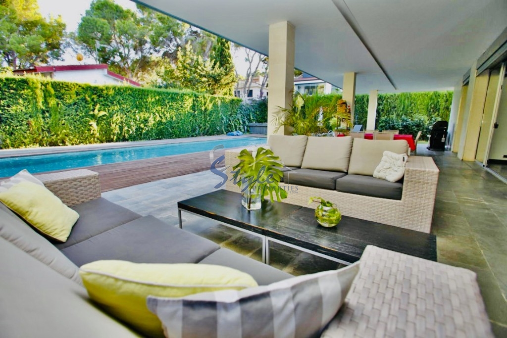 Comprar chalet independiente con bonitas zonas ajardinadas y piscina en Los Balcones, Torrevieja. ID 4947