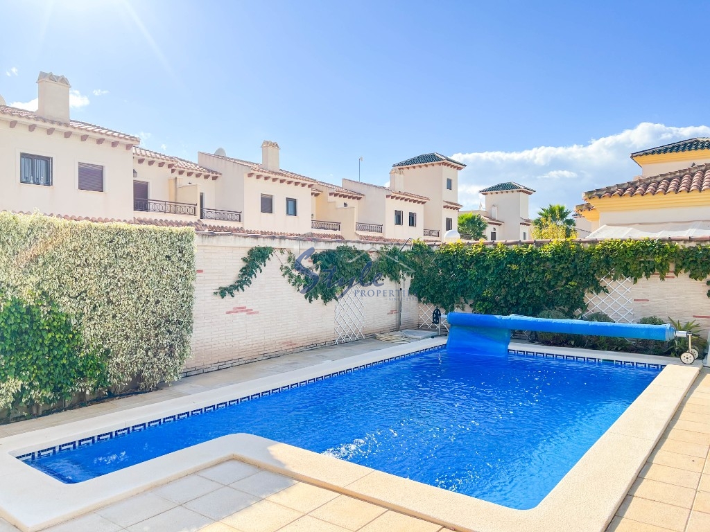 For sale a detached villa with a swimming pool in Doña Pepa, Cuidad Quesada, Costa Blanca, Spain. ID1356