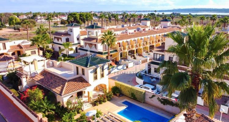For sale a detached villa with a swimming pool in Doña Pepa, Cuidad Quesada, Costa Blanca, Spain. ID2832
