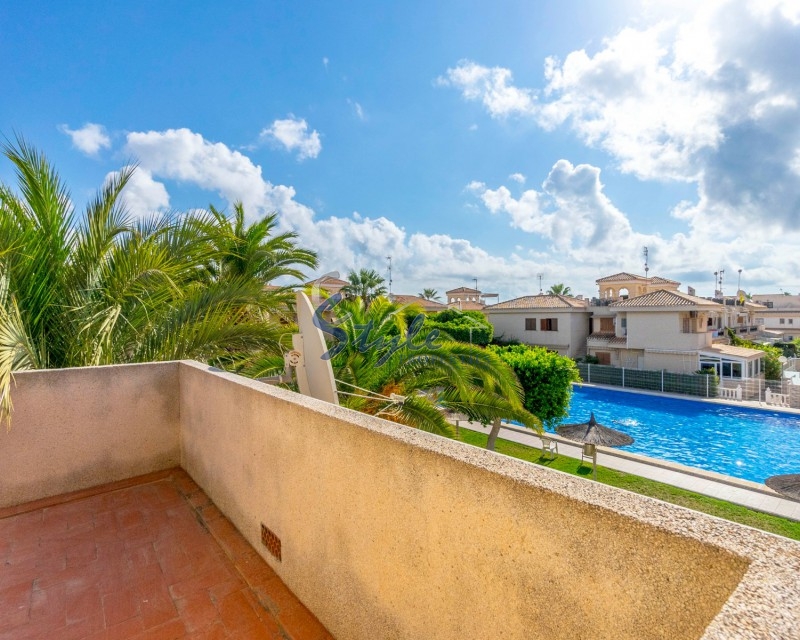 Comprar villa con piscina en Playa Flamenca, cerca del mar y las playas de Orihuela Costa. ID: 4951