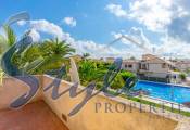 Comprar villa con piscina en Playa Flamenca, cerca del mar y las playas de Orihuela Costa. ID: 4951
