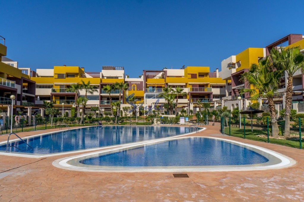 Comprar apartamento ático con piscina y cerca del mar en Playa Flamenca, Orihuela Costa. ID: 4957