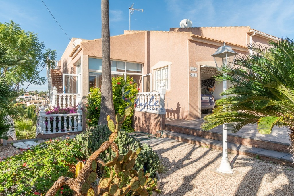 A la venta una encantadora villa con piscina en Los Balcones, Costa Blanca, España. ID3794