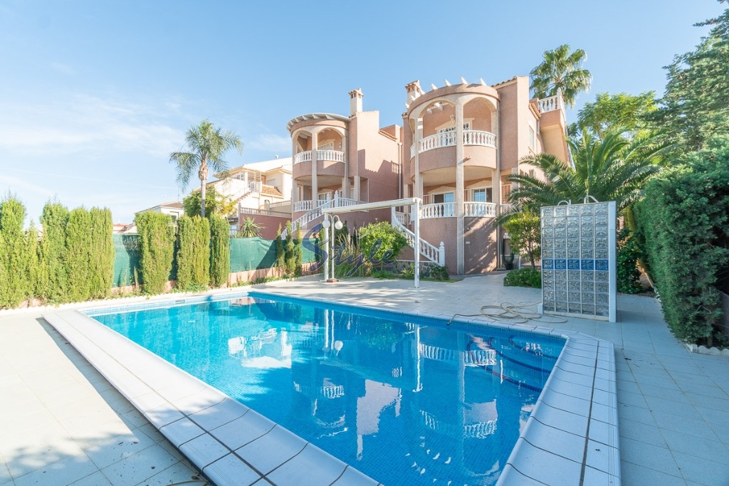 A la venta una encantadora villa con piscina en Los Balcones, Costa Blanca, España. ID3794