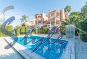 A la venta una encantadora villa con piscina en Los Balcones, Costa Blanca, España. ID3794