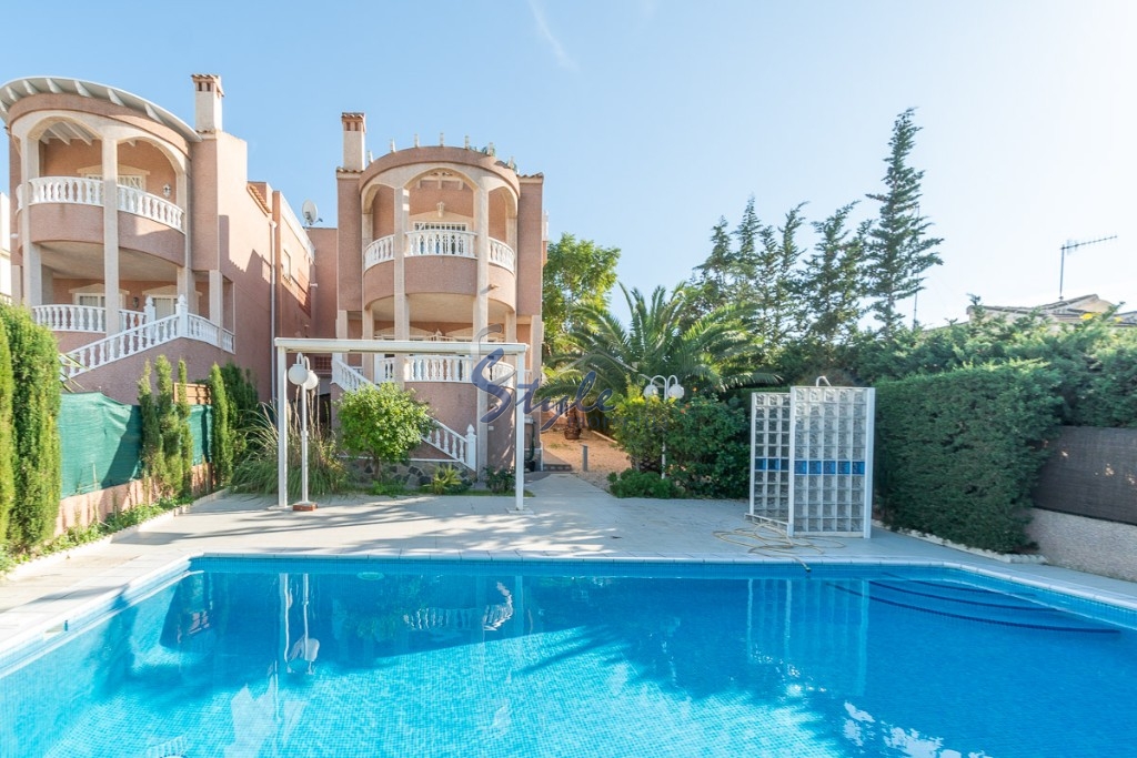 A la venta una encantadora villa con piscina en Los Balcones, Costa Blanca, España. ID3794