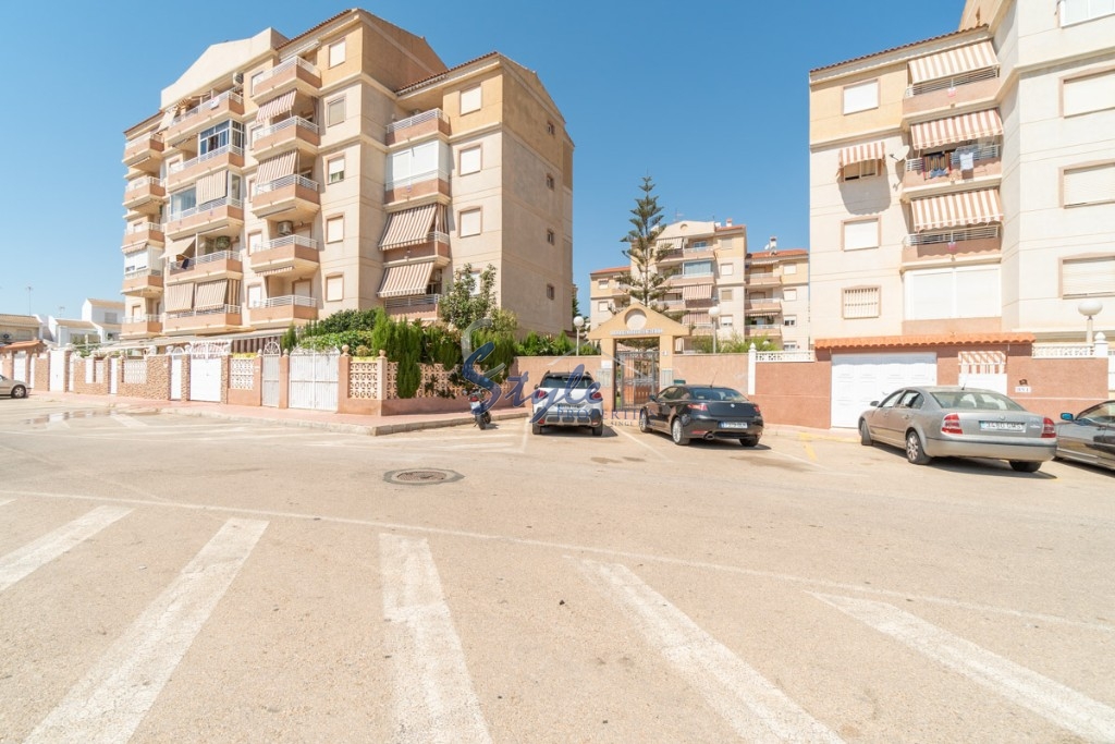 Se vende apartamento de 2 dormitorios en Torrevieja, Costa Blanca, España. ID3438