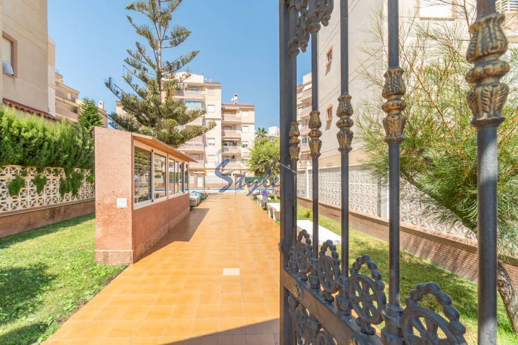 Se vende apartamento de 2 dormitorios en Torrevieja, Costa Blanca, España. ID3438