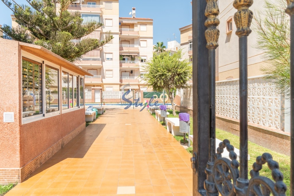 Se vende apartamento de 2 dormitorios en Torrevieja, Costa Blanca, España. ID3438