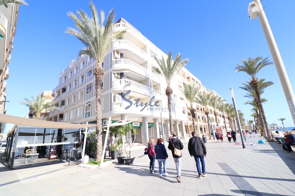 Buy reformed apartment just 10 meters from the beach in Torrevieja, Costa Blanca. ID: 4977