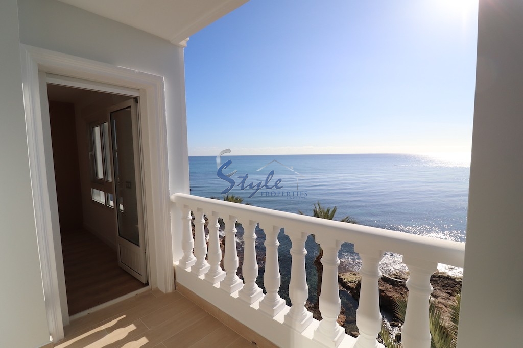 Buy reformed apartment just 10 meters from the beach in Torrevieja, Costa Blanca. ID: 4977