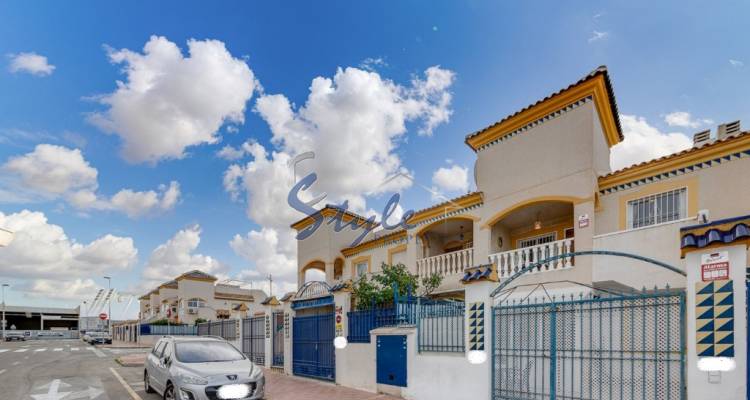 Bungalow en planta alta con solárium en venta, Torrevieja, Costa Blanca, España. ID1263