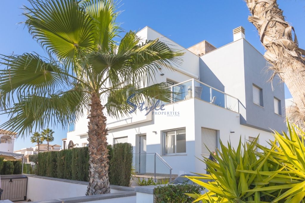 For sale new modern style townhouse in Punta Prima, Costa Blanca, Spain. REF.1286