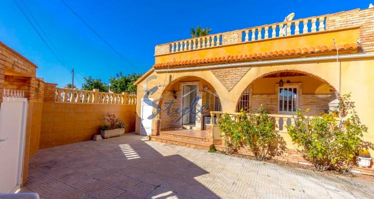 Buy detached chalet with garden in Torrevieja. ID 4995