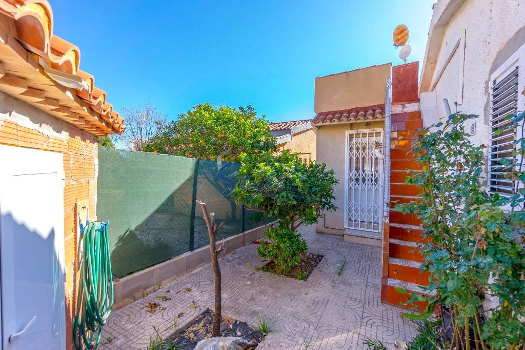 Buy detached chalet with garden in Torrevieja. ID 4995