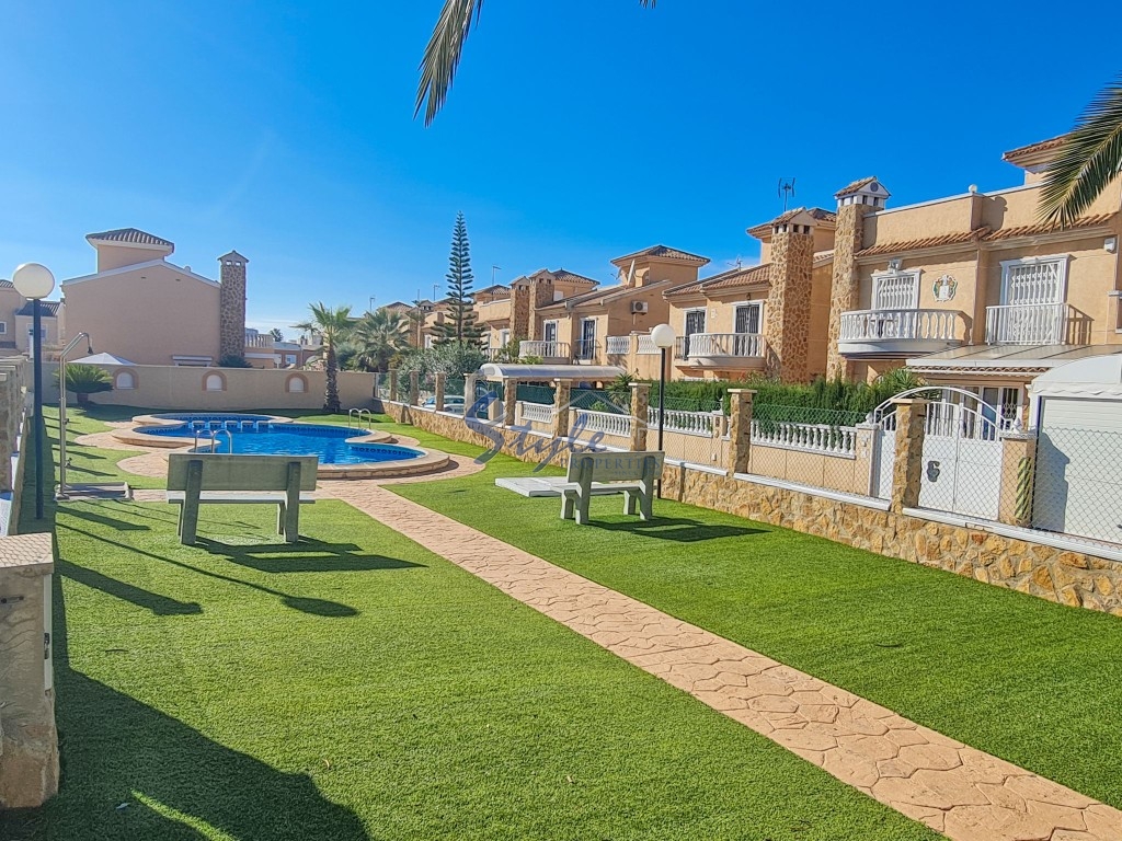 Buy townhouse with garden and pool in Torrevieja. ID 4996