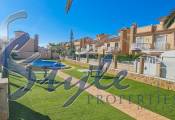 Buy townhouse with garden and pool in Torrevieja. ID 4996