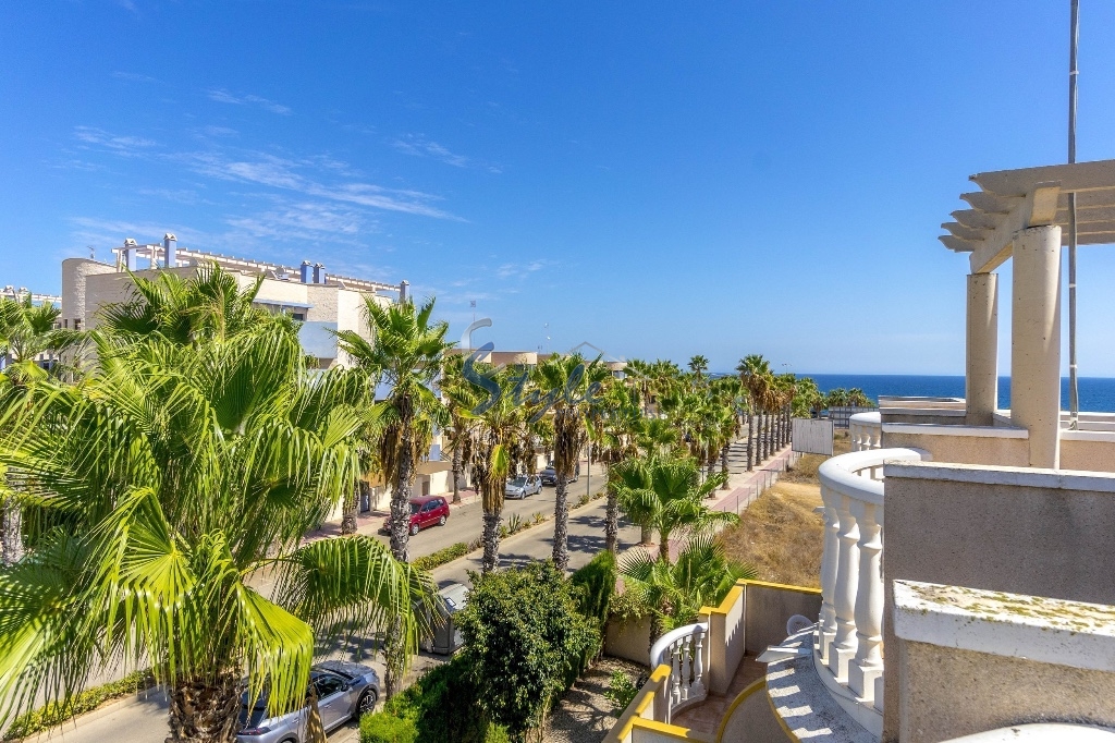 For sale beach side townhouse in Cabo Roig, Orihuela Costa, Costa blanca, Spain. ID1283