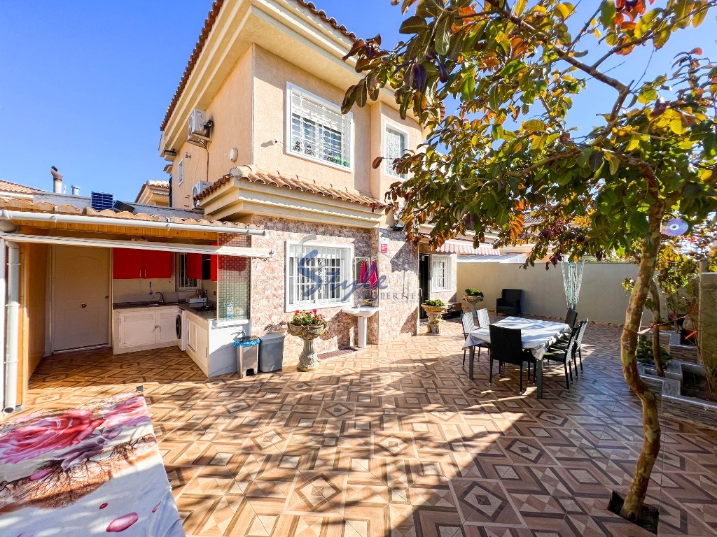 Se vende casa de 4 dormitorios en Punta Prima, Costa Blanca, España. ID1411