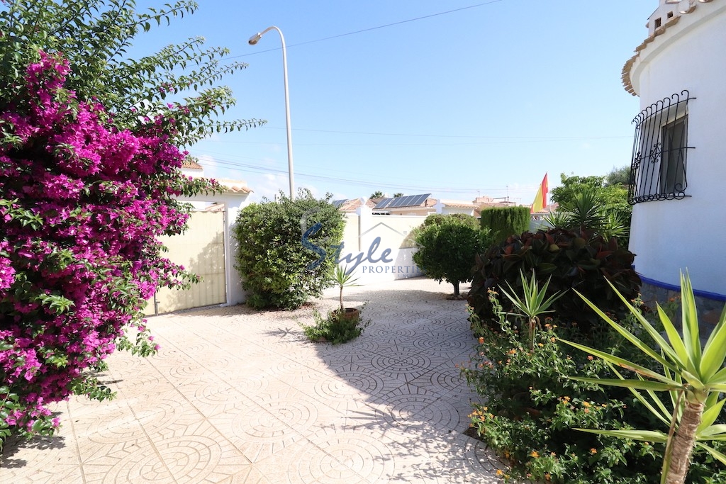 Buy independent villa with lovely garden areas and pool El Chaparral, Torrevieja, Costa Blanca. ID: 6016