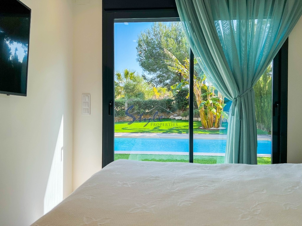 Buy luxury villa with garden and pool, in Las Colinas Golf & Country Club, Villamartín, 10 km to Campoamor beachside. ID5008