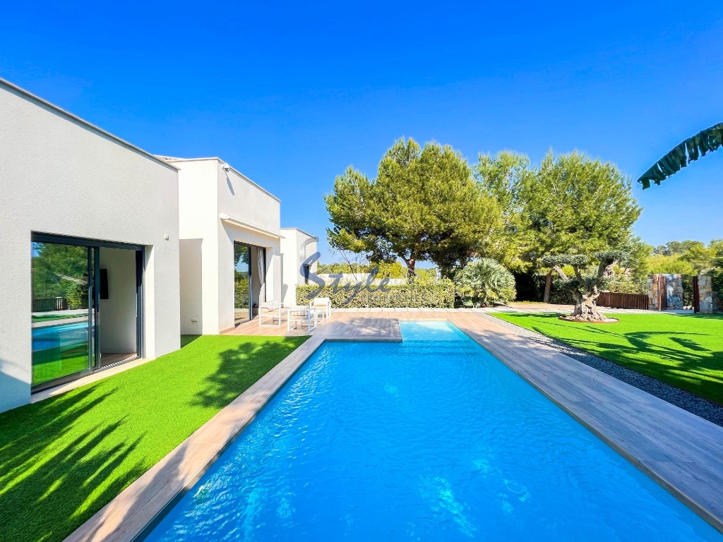 Buy luxury villa with garden and pool, in Las Colinas Golf & Country Club, Villamartín, 10 km to Campoamor beachside. ID5008