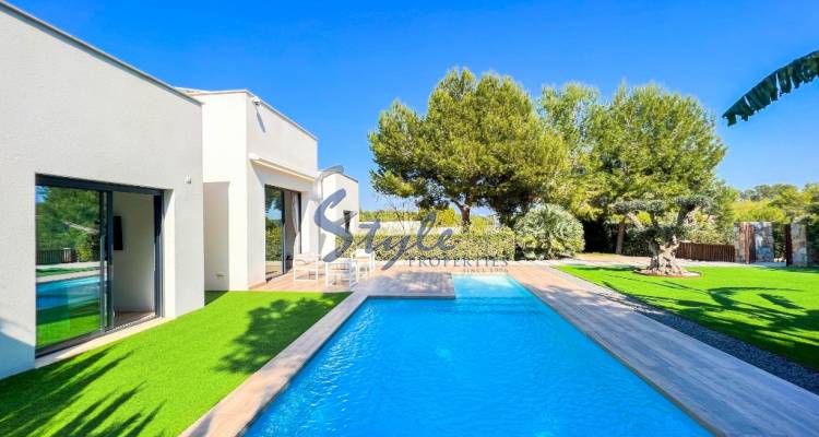 Buy luxury villa with garden and pool, in Las Colinas Golf & Country Club, Villamartín, 10 km to Campoamor beachside. ID5008