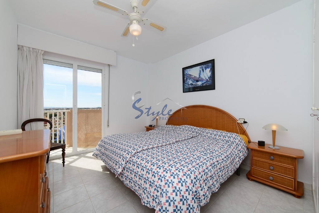 Se vende apartamento de 3 dormitorios en primera línea con vistas al mar en Dehesa de Campoamor, Costa Blanca, España. ID1302
