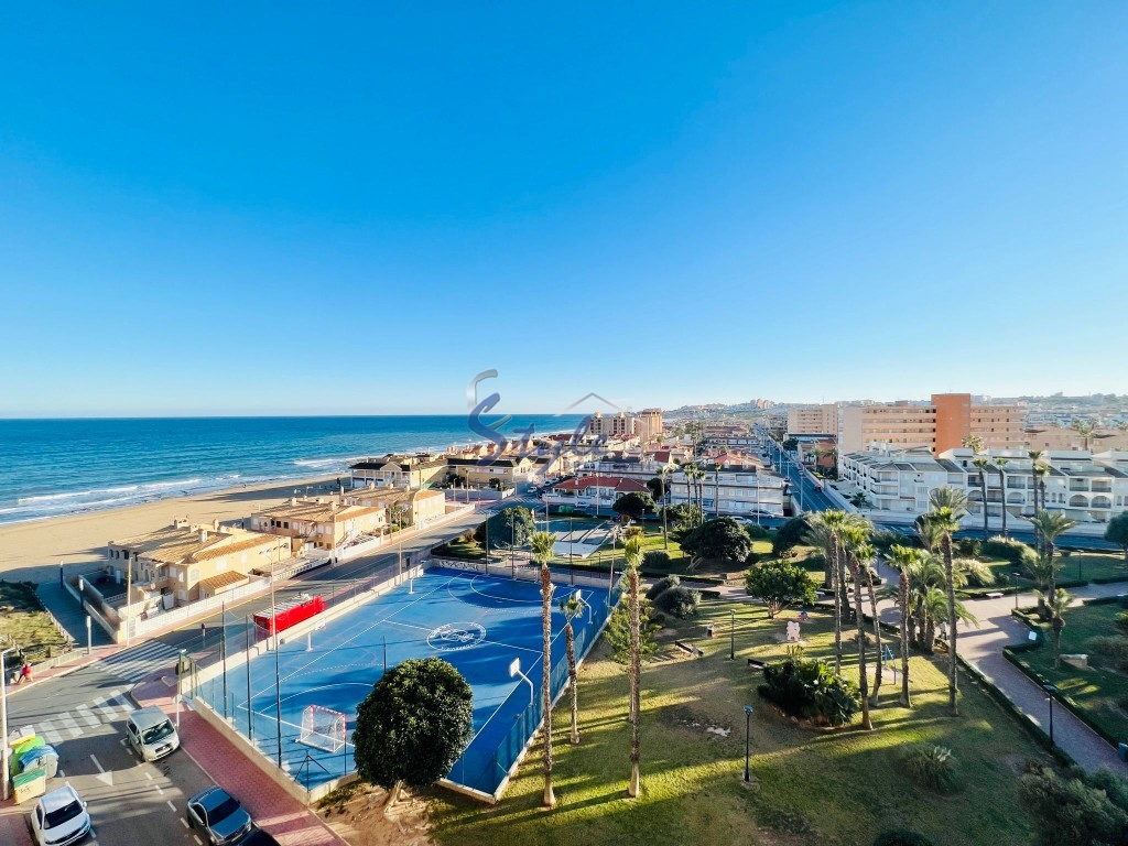 Comprar apartamento con vista al mar cerca de la playa en La Mata, Torrevieja. ID 6019