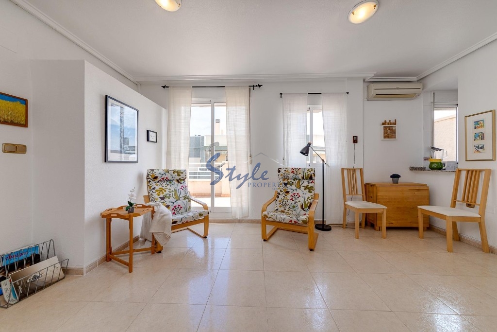 Se vende acogedor apartamento con solárium privado en Torrevieja, Costa Blanca, España. ID1528