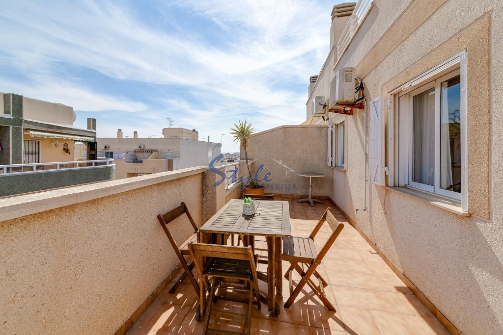 Se vende acogedor apartamento con solárium privado en Torrevieja, Costa Blanca, España. ID1528