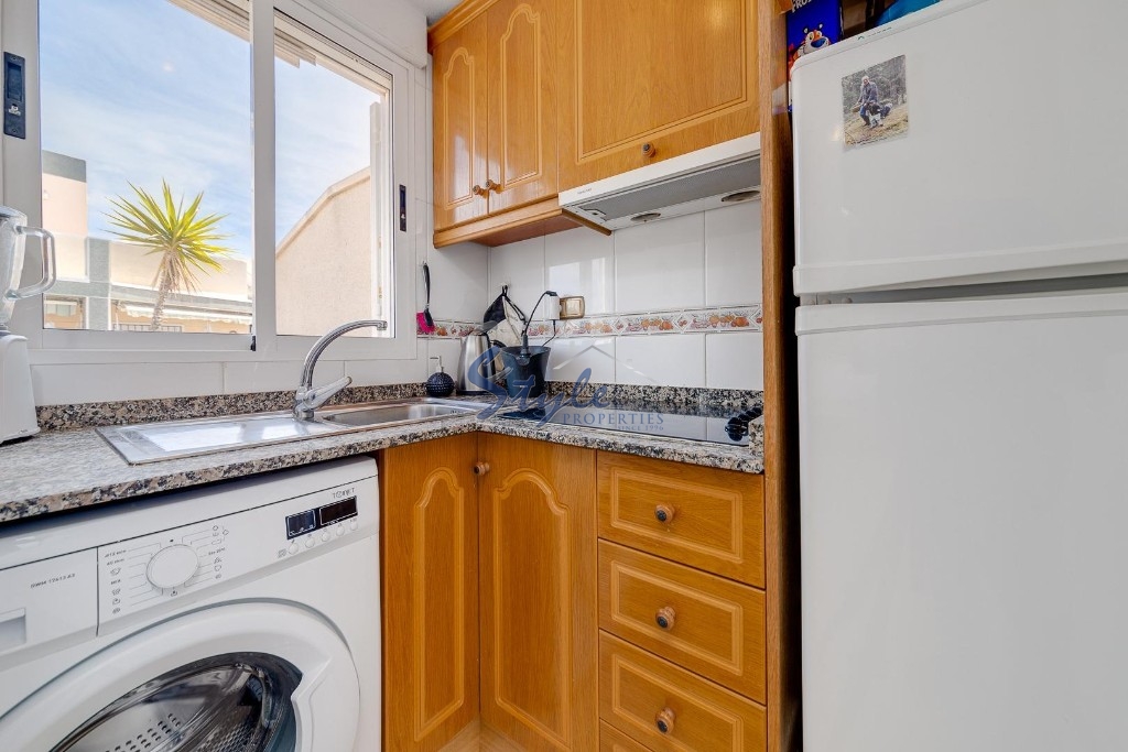 Se vende acogedor apartamento con solárium privado en Torrevieja, Costa Blanca, España. ID1528