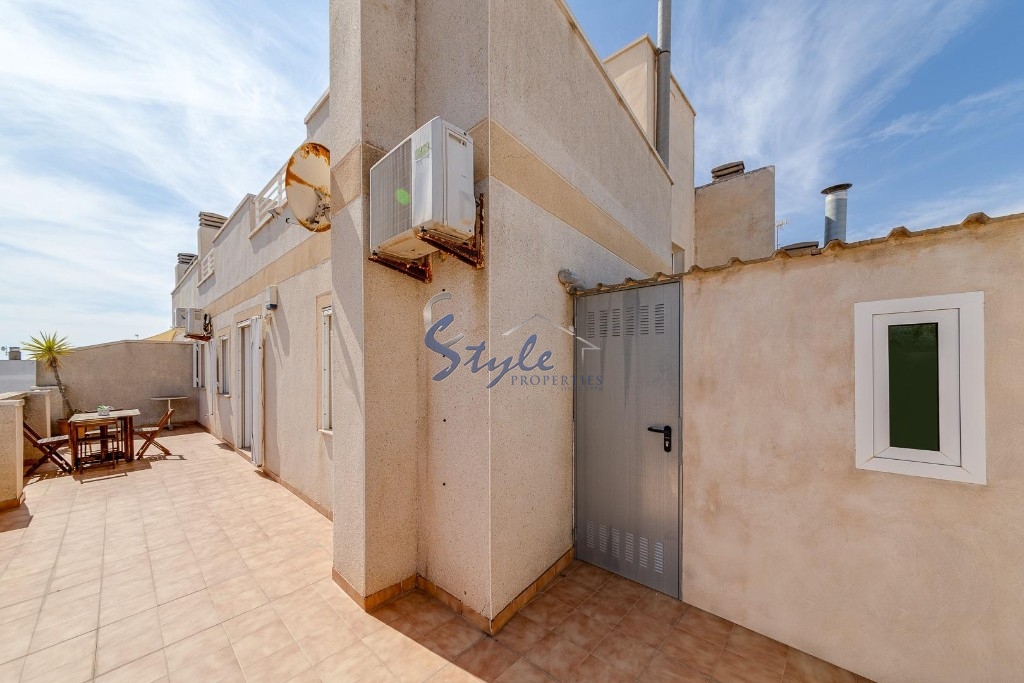 For sale cozy apartment with private solarium in Torrevieja, Costa Blanca, Spain. ID1528