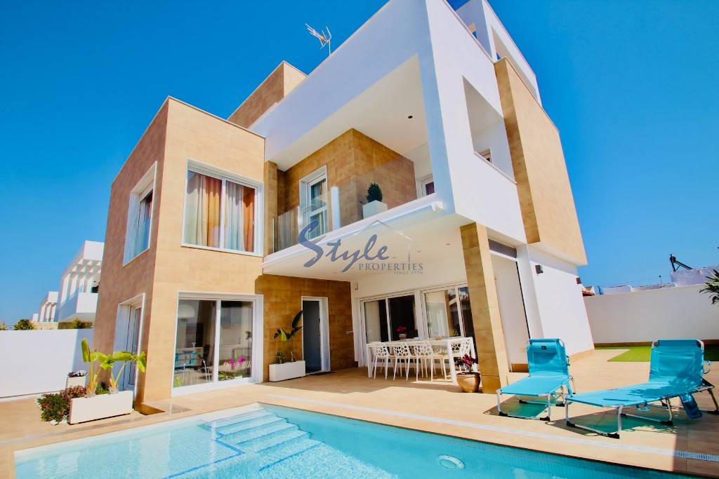 Buy luxury villa with private pool, 500m from the beach in Mil Palmeras. ID 6027