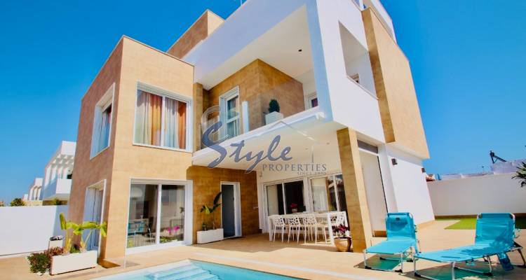 Buy luxury villa with private pool, 500m from the beach in Mil Palmeras. ID 6027