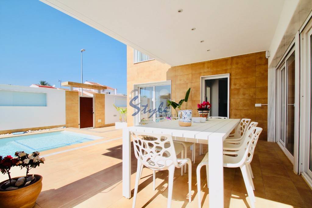 Buy luxury villa with private pool, 500m from the beach in Mil Palmeras. ID 6027