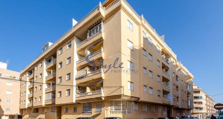 Buy penthouse apartment in Costa Blanca steps from the sea and beach in Torrevieja, Playa Central. ID: 6032