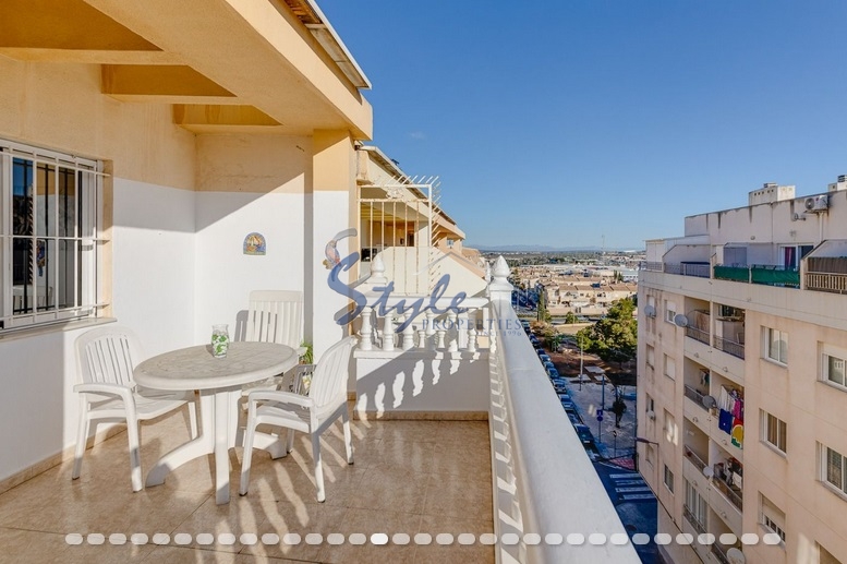 Buy penthouse apartment in Costa Blanca steps from the sea and beach in Torrevieja, Playa Central. ID: 6032