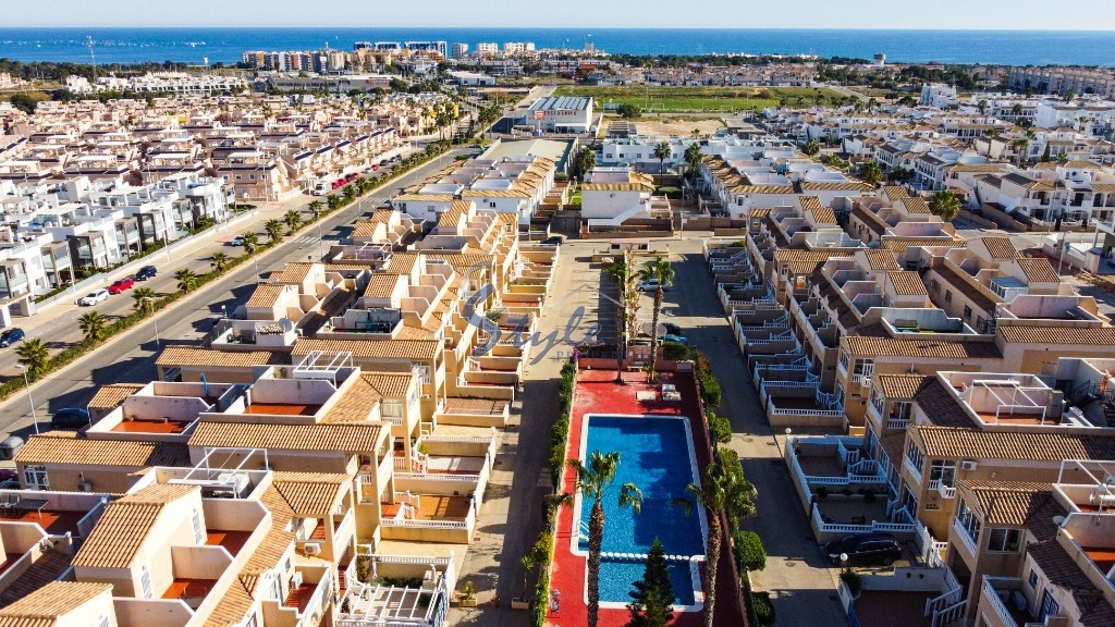 Se vende ático con vistas al mar y jardín en La Cinuelica, Punta Prima, Costa Blanca. ID3336