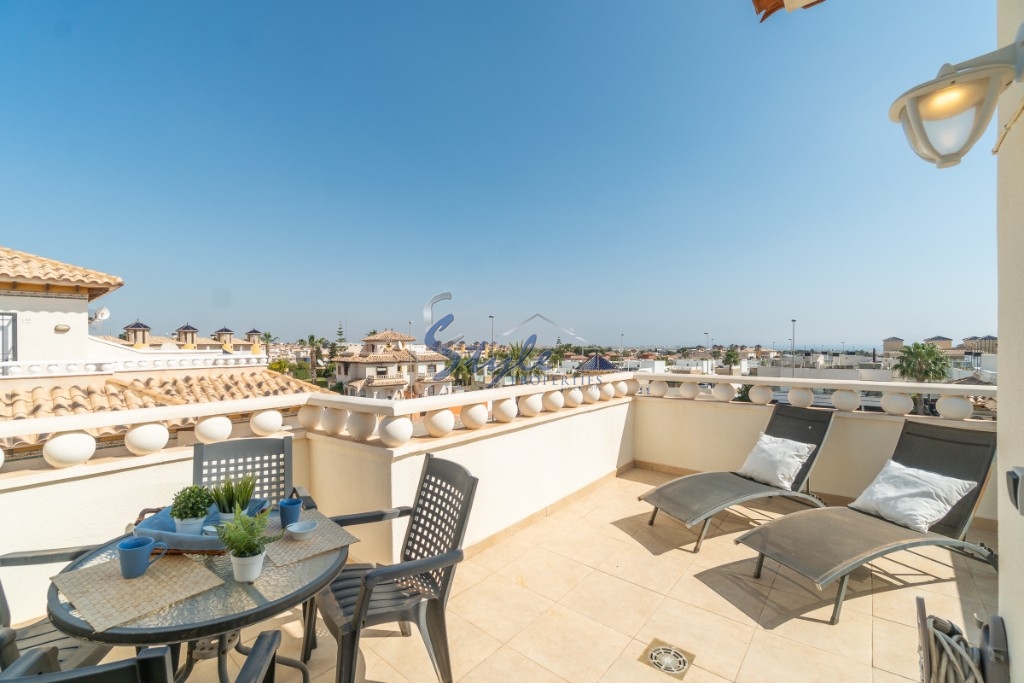 Comprar Casa adosada con vistas al jardín privado en venta en Lomas de Cabo Roig, Orihuela Costa ID 6040