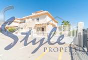 Se vende amplia casa adosada con jardín en Playa Flamenca, Orihuela Costa, España. ID1382