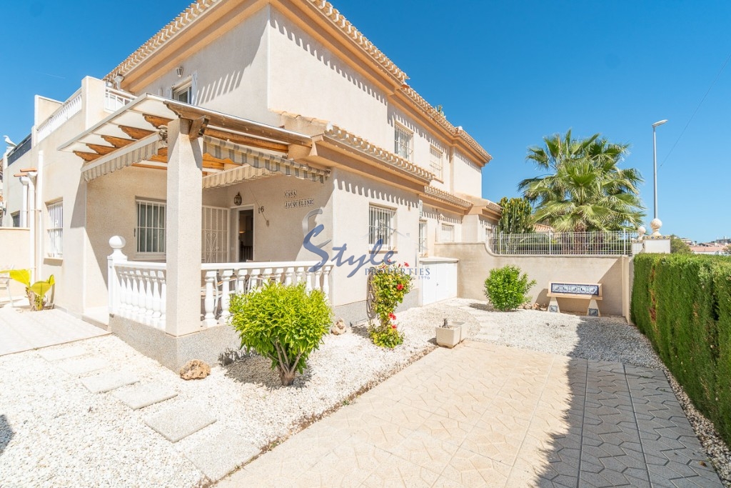 Se vende amplia casa adosada con jardín en Playa Flamenca, Orihuela Costa, España. ID1382
