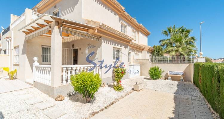 Se vende amplia casa adosada con jardín en Playa Flamenca, Orihuela Costa, España. ID1382