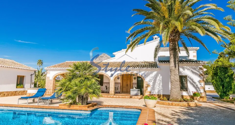 Comprar finca con piscina en Jávea, cerca del mar y las playas de Costa Blanca. ID: 4295