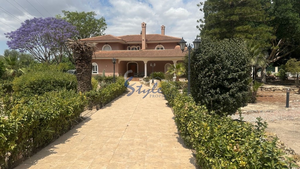 Comprar villa con piscina y jardín privado en venta en Callosa del Segura de Orihuela Costa. ID 6048